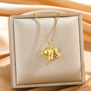 Poliertes Gold Elefant Anhänger Halskette mit Zirkon auf Champagner Seide Hintergrund