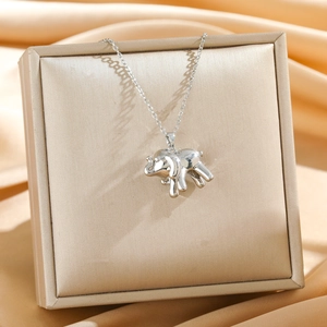 Poliertes Silber Elefant Anhänger Halskette mit Zirkon auf elegantem Champagner-Satin