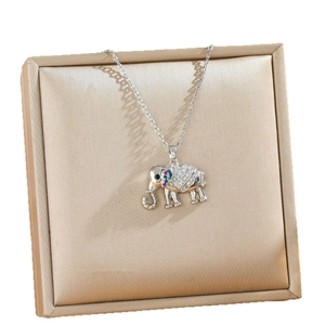 Collana con ciondolo a forma di elefante in acciaio al titanio e zirconi colorati