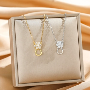 Exquisite hufeisenförmige Halsketten in Gold und Silber mit Zirkon-Blumenanhängern