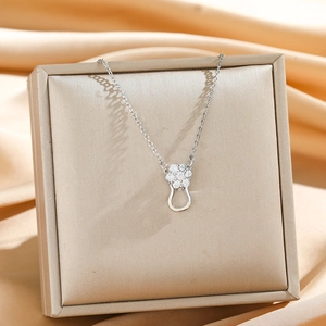 Silberne Hufeisen-Halskette mit Zirkon-Blumenanhänger auf hochwertigem Seidenschmuck-Display