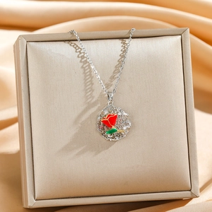 Zweifarbige Rosenblüten-Halskette mit Diamanten in einer luxuriösen Schmuck-Geschenkbox