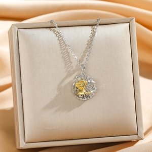 Zweifarbige Rosen-Halskette in Gold und Silber auf einer Schmuckschatulle präsentiert