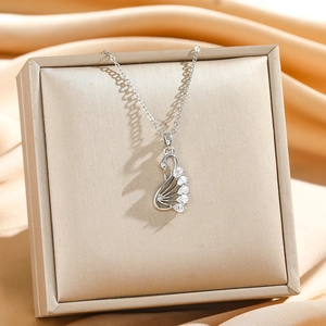 Elegante collana a cigno con zirconi scintillanti e catena argentata in confezione regalo