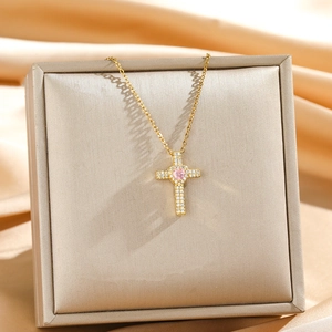 Goldene Kreuzkette mit rosa Herzstein und Zirkonia-Inlay in einer Premium-Geschenkbox