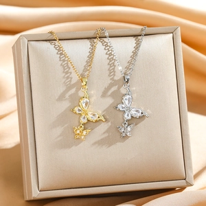 Collier double papillon en acier titane avec cristaux de zircone cubique étincelants