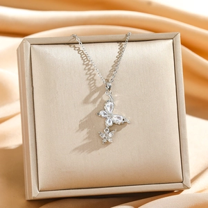 Collier papillon élégant en argent avec cristaux de zircon sur une boîte à bijoux luxe