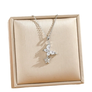 Collier avec double pendentif papillon en argent serti de zircons sur support velours