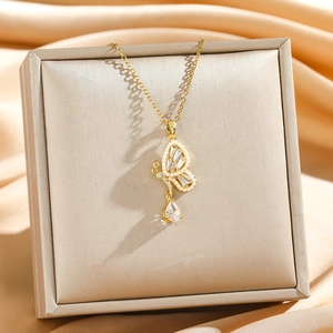 Collier papillon doré élégant avec pendentif en zircone sur fond de satin champagne