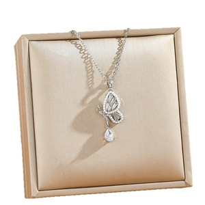Collier papillon élégant avec zircone et perles sur une chaîne O en argent fin