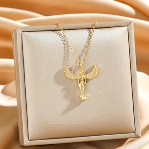 Collier ange doré avec strass scintillants sur fond en satin de couleur champagne