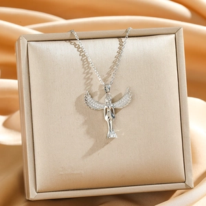 Pendentif ailes d'ange en argent poli serti de zircones blanches sur soie champagne