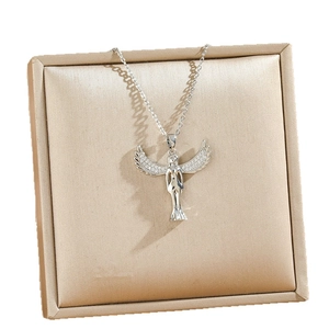 Collier ange en acier titane avec ailes en diamants et pendentif Vierge Marie