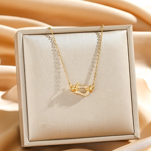 Collier fer à cheval doré élégant serti de zircons pavés sur fond de soie