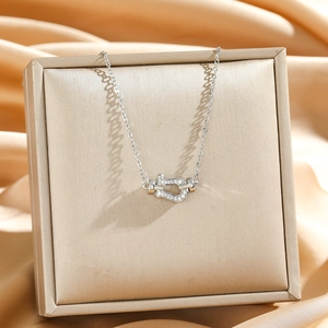 Collier fer à cheval élégant serti de zircons cubiques sur une chaîne argentée polie