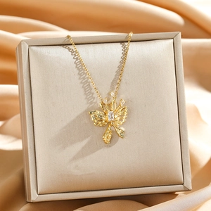 Elegante goldene Schmetterlingskette mit Zirkon auf einem Satin-Schmuckständer