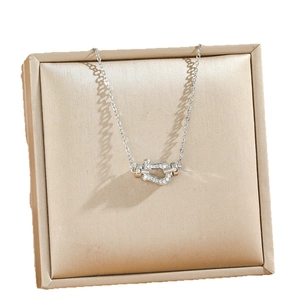 Collier pendentif fer à cheval argenté avec micro-pave cristaux sur support en soie