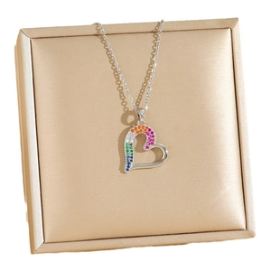 Collier pendentif cœur asymétrique avec zircons arc-en-ciel sur chaîne en acier