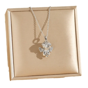 Collier pendentif ange argenté avec strass brillants sur boîte à bijoux dorée