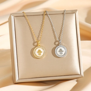 Collier avec pendentif Main de Fatma ronde en or et argent avec accents de zircon
