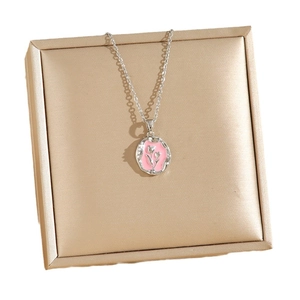 Französische Retro-Silberhalskette mit rosa Tulpenrelief auf goldener Schmuckschatulle