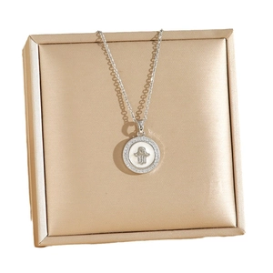 Collier Hamsa en argent avec zircons et pendentif rond émaillé sur boîte dorée