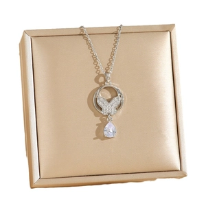 Collier papillon argenté avec zircons micro-p鑲és et pendentif goutte sur boîte en soie