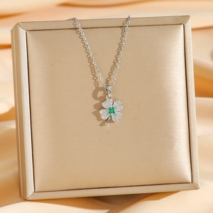 Collier trèfle à quatre feuilles avec pierres vertes et zircons sur chaîne argentée