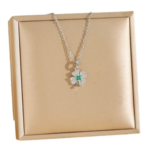 Collier pendentif trèfle à quatre feuilles avec cristaux verts et blancs sur chaîne argentée