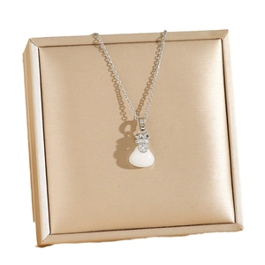 Gelukstasje hanger ketting van wit jade en titanium staal met zirkonia steentjes
