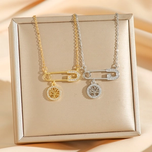 Colliers double rang en acier titane or 18k et argent avec épingle arbre sur satin