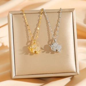 Collier chic avec pendentif éléphant plaqué or 18k et cristaux scintillants