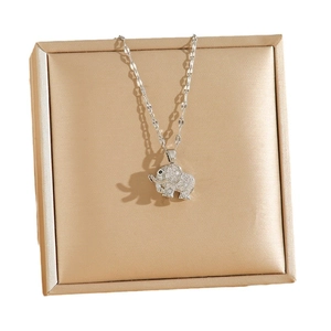 Collier éléphant argenté serti de cristaux pavés sur un coussinet doré