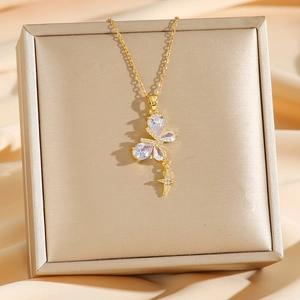 Collier doré papillon de luxe avec ailes en zircon et détail d'étoile scintillante