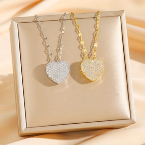 Luxueux collier pendentif cœur en acier titane avec cristaux scintillants en or et argent