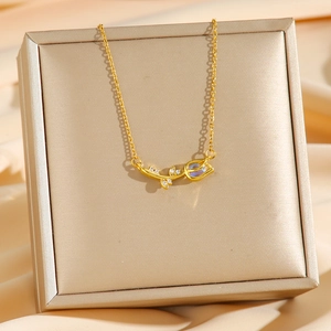 Collier tulipe doré élégant avec pierre précieuse irisée et accents de diamants