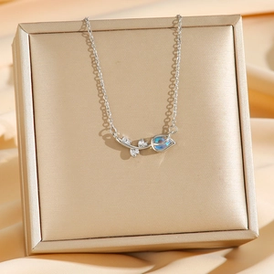 Collier tulipe élégant en acier titane argenté avec pierre de zircon bleu dégradé