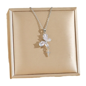 Collier en titane avec pendentif papillon en cristal et breloque croix scintillante
