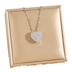Collier cœur luxueux en acier titane incrusté de diamants sur une boîte à bijoux