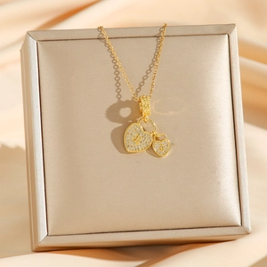 Collier élégant doré à double cœur avec zircons cubiques sur boîte de luxe