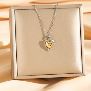 Collana con ciondolo a cuore bicolore, centro dorato e bordo argento strutturato