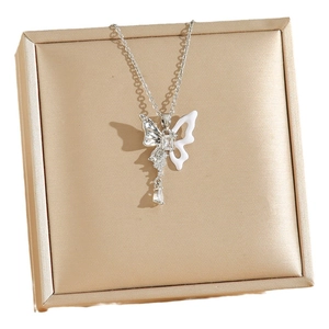 Collier papillon élégant avec glands en zircone dans un coffret cadeau champagne