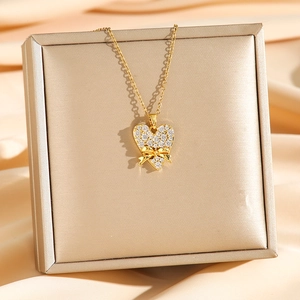 Collier en acier titane avec pendentif cœur, nœud et zircons sur chaîne dorée