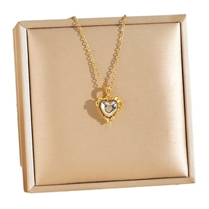 Collana con ciondolo a cuore bicolore in acciaio al titanio con trama dorata