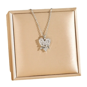 Collier en acier titane avec pendentif cœur, nœud et cristaux micro-pave