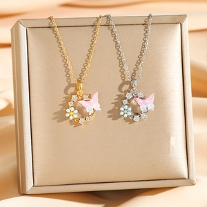 Colliers élégants avec pendentif couronne papillon et perles en fini or et argent