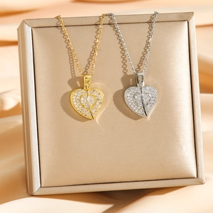 Colliers avec pendentif cœur ouvrable sertis de cristaux en or et argent sur soie