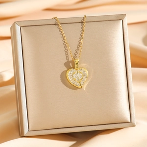 Exquis collier pendentif cœur doré avec cristaux sur un coffret à bijoux de luxe