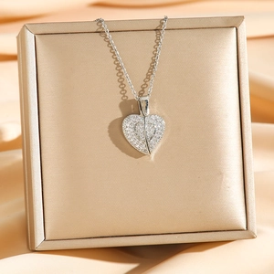 Collier cœur argenté élégant avec zircons micro-pavés sur fond de soie dorée