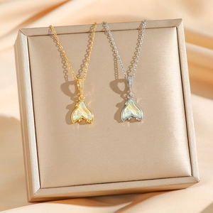 Collier élégant avec pendentif queue de poisson en or et argent et incrustation nacre